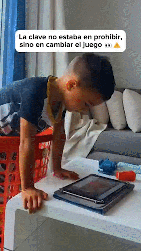 Niño pidiendo el celular